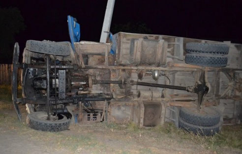 Фотофакт: в Светлогорском районе грузовой автомобиль врезался в столб, судьба водителя не известна