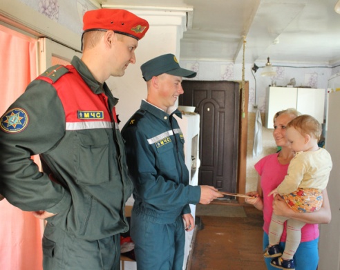 Работники Лиозненского РОЧС бесплатно установили извещатели в домах семей с маленькими детьми