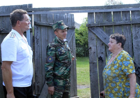 Работники Лиозненского РОЧС бесплатно установили извещатели в домах семей с маленькими детьми