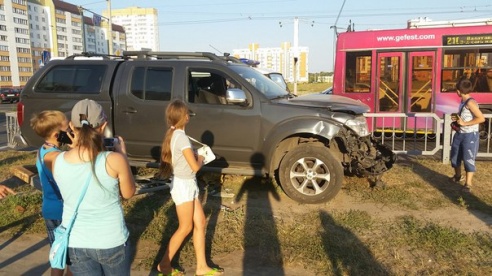 Фотофакт: внедорожник, уходя от столкновения с другим автомобилем, врезался в светофор и чуть не сбил ребенка