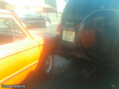 Фотофакт: возле универмага «Гомель» столкнулись «Запорожец» и внедорожник «Мицубиши»