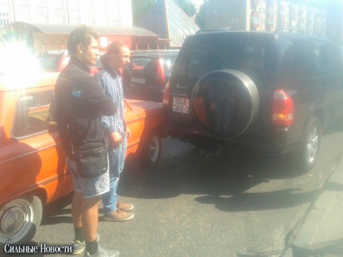 Фотофакт: возле универмага «Гомель» столкнулись «Запорожец» и внедорожник «Мицубиши»