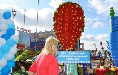 Батлейка, школьный базар и демонстрация мультфильмов, или Как в Глубоком прощались с летом (ФОТО)