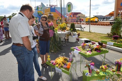 Батлейка, школьный базар и демонстрация мультфильмов, или Как в Глубоком прощались с летом (ФОТО)