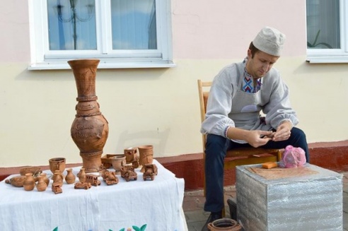 Батлейка, школьный базар и демонстрация мультфильмов, или Как в Глубоком прощались с летом (ФОТО)