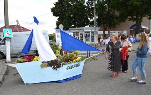 Батлейка, школьный базар и демонстрация мультфильмов, или Как в Глубоком прощались с летом (ФОТО)