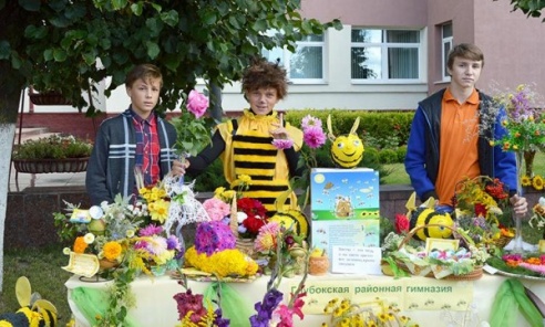 Батлейка, школьный базар и демонстрация мультфильмов, или Как в Глубоком прощались с летом (ФОТО)