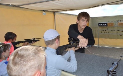 Батлейка, школьный базар и демонстрация мультфильмов, или Как в Глубоком прощались с летом (ФОТО)