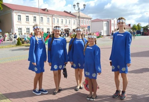 Батлейка, школьный базар и демонстрация мультфильмов, или Как в Глубоком прощались с летом (ФОТО)