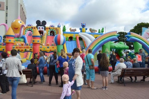 Батлейка, школьный базар и демонстрация мультфильмов, или Как в Глубоком прощались с летом (ФОТО)