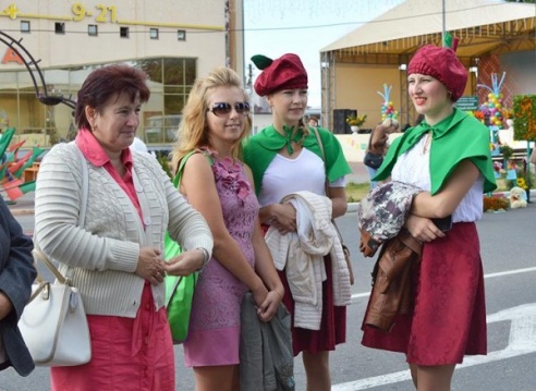 Батлейка, школьный базар и демонстрация мультфильмов, или Как в Глубоком прощались с летом (ФОТО)