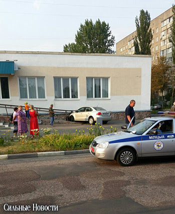 Фотофакт: «Фольксваген Поло» въехал в мебельный магазин на Сельмаше