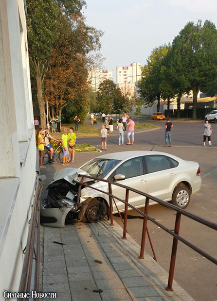 Фотофакт: «Фольксваген Поло» въехал в мебельный магазин на Сельмаше