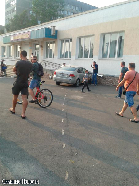 Фотофакт: «Фольксваген Поло» въехал в мебельный магазин на Сельмаше