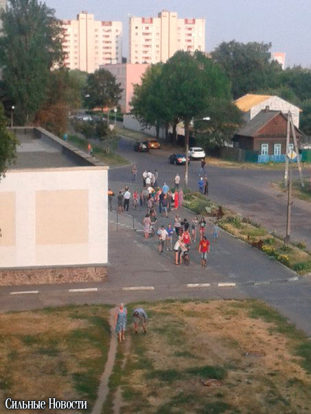 Фотофакт: «Фольксваген Поло» въехал в мебельный магазин на Сельмаше