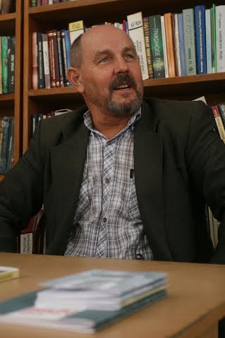 Борисовский художник передал библиотеке альбом с портретами выдающихся белорусов