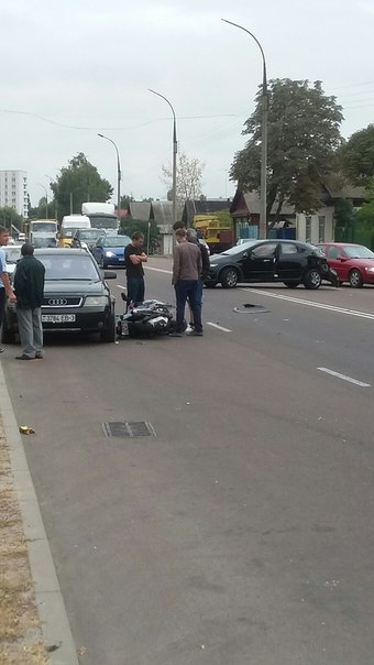 В Гомеле водитель Honda решила развернуться через двойную сплошную и врезалась в мотоциклиста В Гомеле водитель Honda решила развернуться через двойную сплошную и врезалась в мотоциклиста