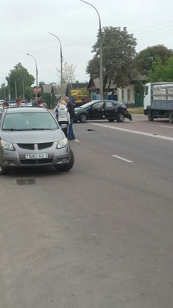 В Гомеле водитель Honda решила развернуться через двойную сплошную и врезалась в мотоциклиста В Гомеле водитель Honda решила развернуться через двойную сплошную и врезалась в мотоциклиста