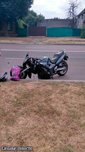 В Гомеле водитель Honda решила развернуться через двойную сплошную и врезалась в мотоциклиста В Гомеле водитель Honda решила развернуться через двойную сплошную и врезалась в мотоциклиста