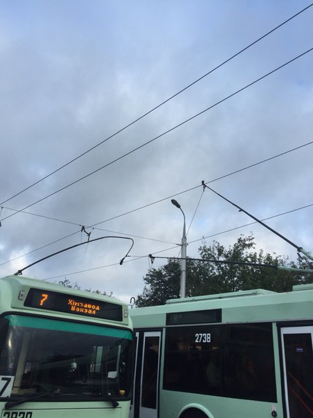 Два троллейбуса столкнулись штангами и создали большую пробку Два троллейбуса столкнулись штангами и создали большую пробку