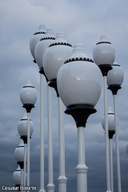 Рыцарские бои, танцы, пионерские песни и файер-шоу — в Гомеле открыли «Маяк» и новую набережную