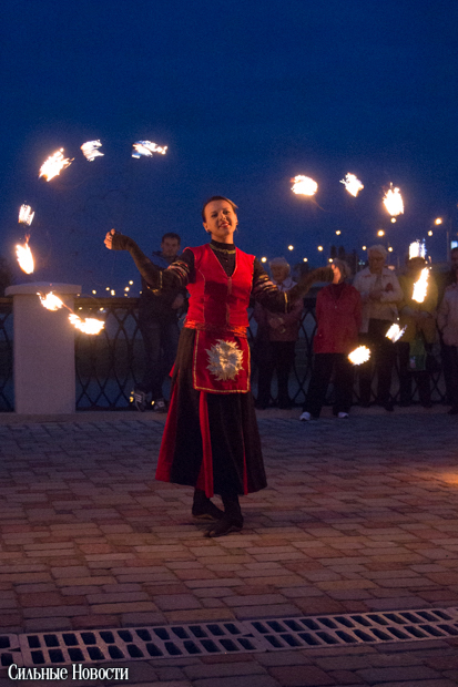 Рыцарские бои, танцы, пионерские песни и файер-шоу — в Гомеле открыли «Маяк» и новую набережную