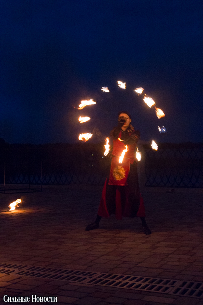 Рыцарские бои, танцы, пионерские песни и файер-шоу — в Гомеле открыли «Маяк» и новую набережную
