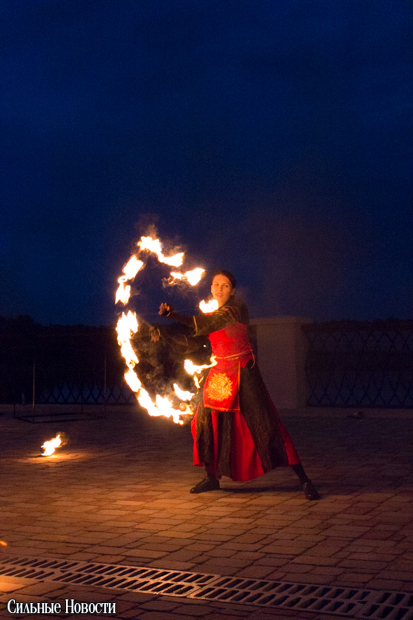 Рыцарские бои, танцы, пионерские песни и файер-шоу — в Гомеле открыли «Маяк» и новую набережную