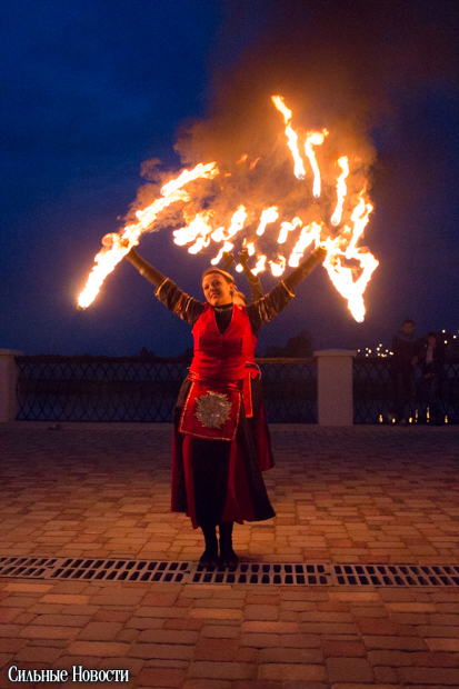 Рыцарские бои, танцы, пионерские песни и файер-шоу — в Гомеле открыли «Маяк» и новую набережную