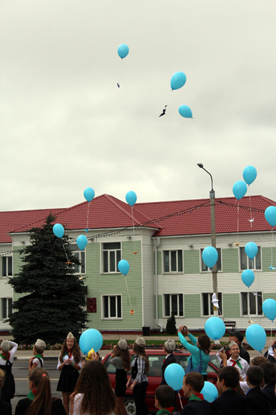 Лиозненские школьники запустили в небо воздушные шары в знак мира