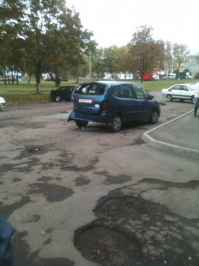 Очевидцы сообщают: МАЗ сорвался с ручника, без водителя проехал весь двор, где разбил несколько машин, сломал детские качели и врезался в дерево у озера