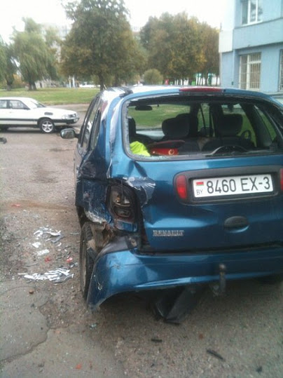 Очевидцы сообщают: МАЗ сорвался с ручника, без водителя проехал весь двор, где разбил несколько машин, сломал детские качели и врезался в дерево у озера