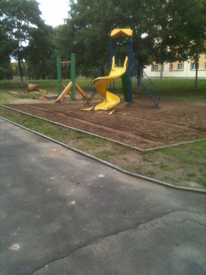 Очевидцы сообщают: МАЗ сорвался с ручника, без водителя проехал весь двор, где разбил несколько машин, сломал детские качели и врезался в дерево у озера