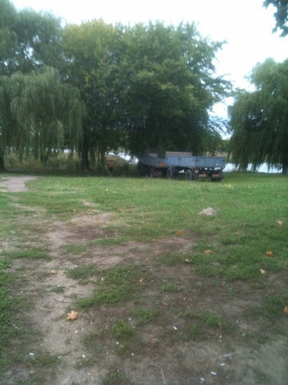 Очевидцы сообщают: МАЗ сорвался с ручника, без водителя проехал весь двор, где разбил несколько машин, сломал детские качели и врезался в дерево у озера