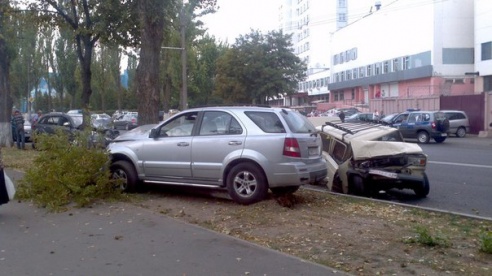 В Гомеле водитель Kia протаранил три припаркованных авто и снес дерево