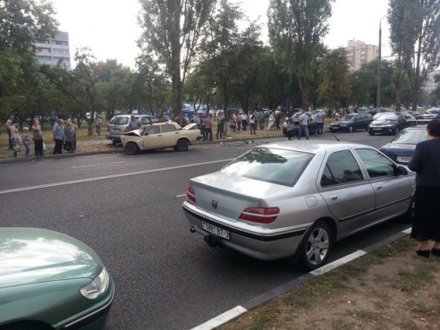 В Гомеле водитель Kia протаранил три припаркованных авто и снес дерево