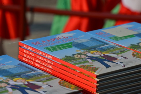 В Советском районе участников школьной линейки окропили святой водой