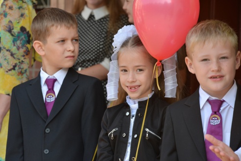 В Советском районе участников школьной линейки окропили святой водой