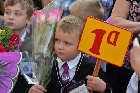 В Советском районе участников школьной линейки окропили святой водой