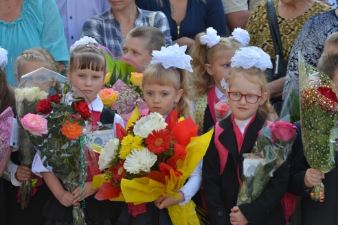 В Советском районе участников школьной линейки окропили святой водой