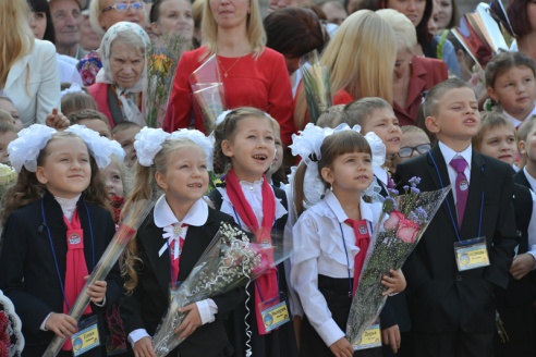 В Советском районе участников школьной линейки окропили святой водой