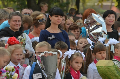 В Советском районе участников школьной линейки окропили святой водой