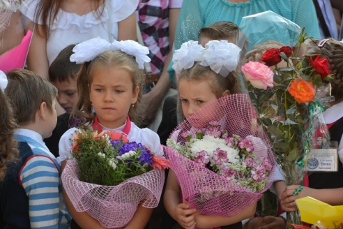В Советском районе участников школьной линейки окропили святой водой