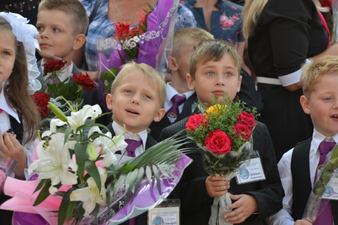 В Советском районе участников школьной линейки окропили святой водой