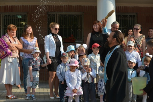 В Советском районе участников школьной линейки окропили святой водой