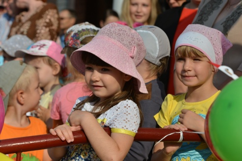 В Советском районе участников школьной линейки окропили святой водой