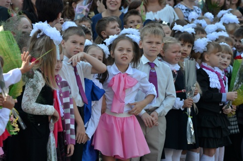 В Советском районе участников школьной линейки окропили святой водой