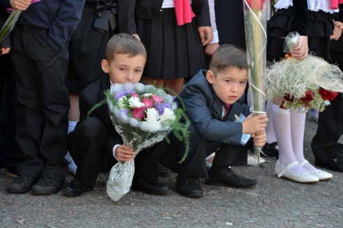 В Советском районе участников школьной линейки окропили святой водой
