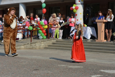 В Советском районе участников школьной линейки окропили святой водой