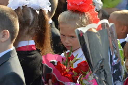В Советском районе участников школьной линейки окропили святой водой